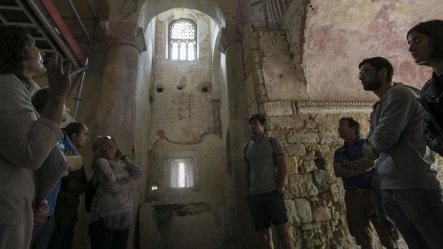 Un grupo de visitantes en el interior de San Miguel de Lillo.