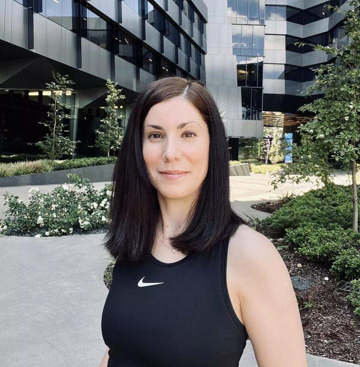 Carolina, ante el edificio Serena Williams, donde trabaja,en el campus mundial de Nike en Beaverton