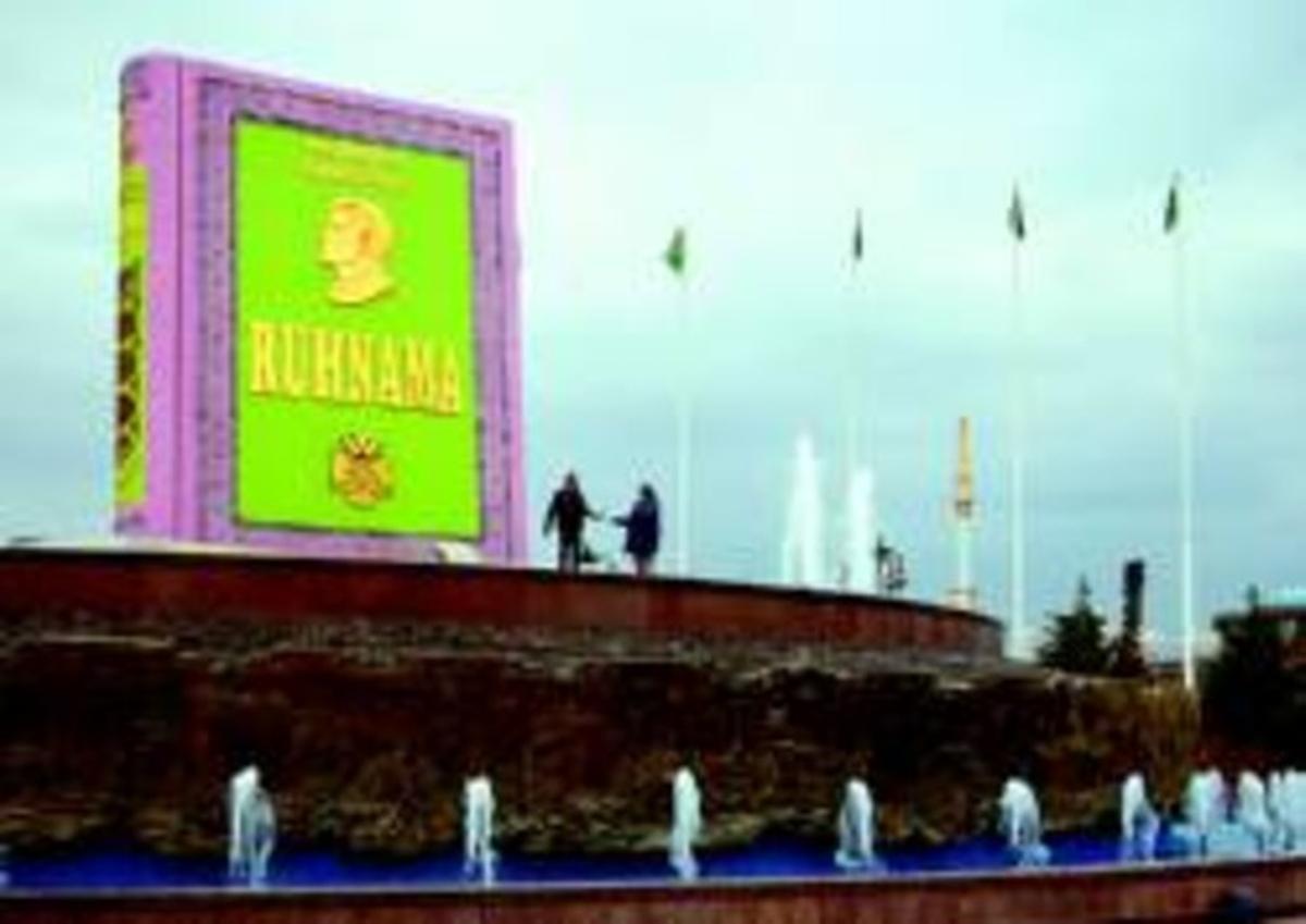  Monument faraònic Un gran llibre del Ruhnama, en una plaça de la capital turcmana, Aixkhabad.