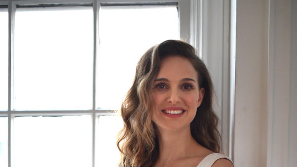 Natalie Portman sonriente con vestido boho