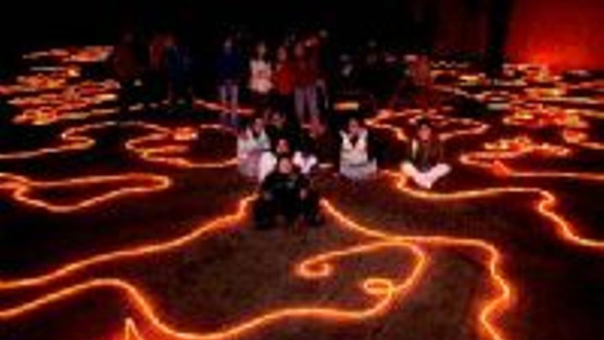 Estudiantes del instituto Valle del Jerte colocan en la plaza de la Torre Lucía una instalación