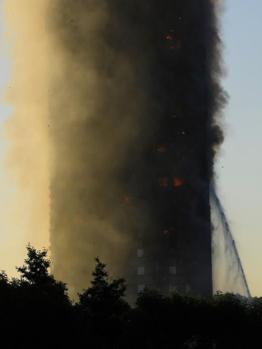 Incendi en un bloc de pisos de 27 plantes a Londres