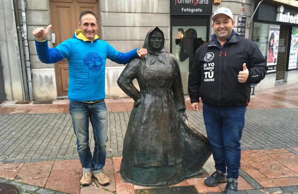 En la imagen de arriba, Roberto González, con Nicolás de las Heras, en Grado; y, debajo, en 2021, cuando preparaba uno de sus retos solidarios. | S. A.