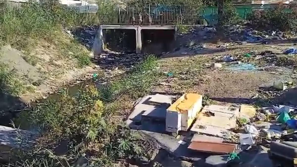 Imagen de la basura acumulada en el arroyo de Pocapringue este jueves.