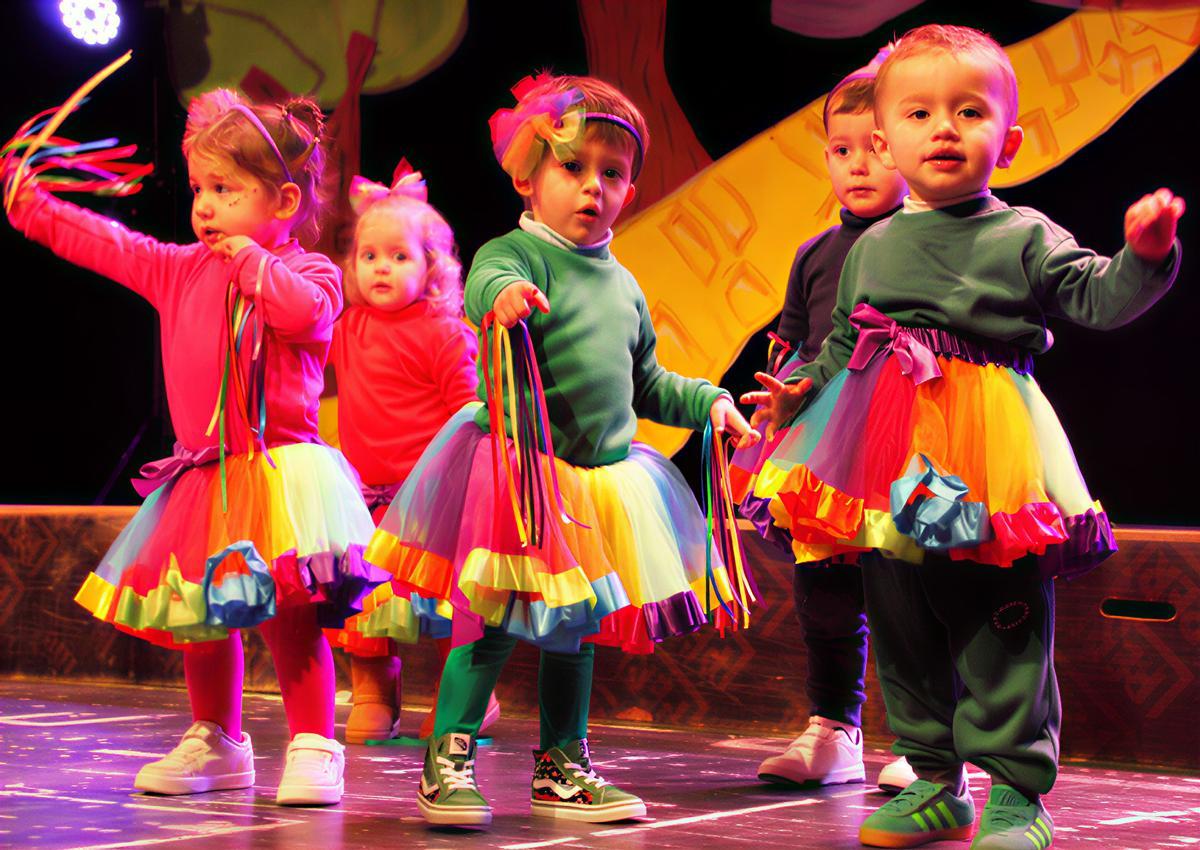 Los más pequeños de El Llano sobre el escenario del auditorio municipal