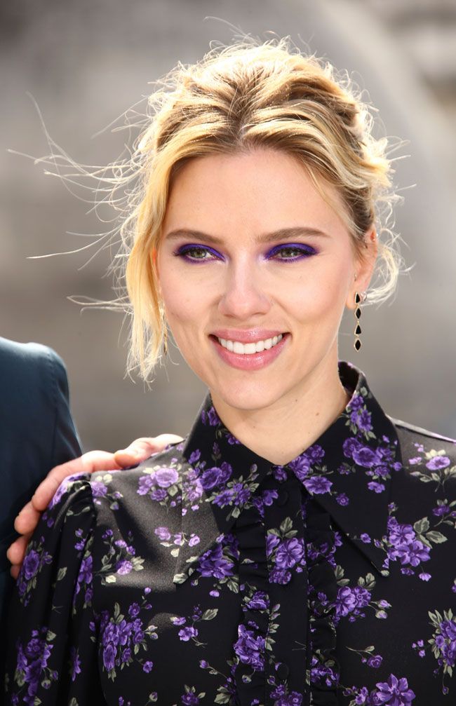 Scarlett Johansson tiene la fórmula para llevar un maquillaje de ojos morado  (y no fallar en el intento) - Woman