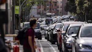 Larga cola de vehículos en la Via Augusta, a la altura de Tres Torres, con el vial ciclista aún por estrenar