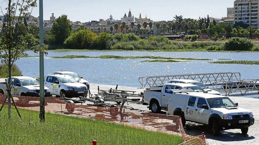 Los trabajadores que retiran el camalote hallan todo tipo de residuos en el río