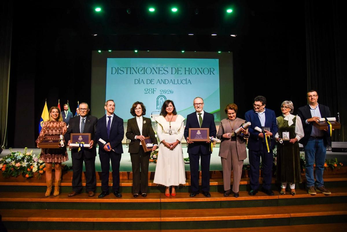La alcaldesa de Palma del Río, junto a los distinguidos.