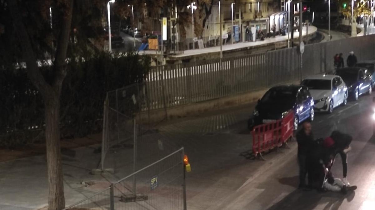 Un hombre en el suelo tras recibir un puñetazo y momentos antes de la llegada de la policía, el sábado