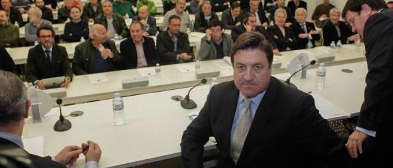 José Sepulcre, con los principales accionistas detrás, durante la junta del pasado mes de diciembre.