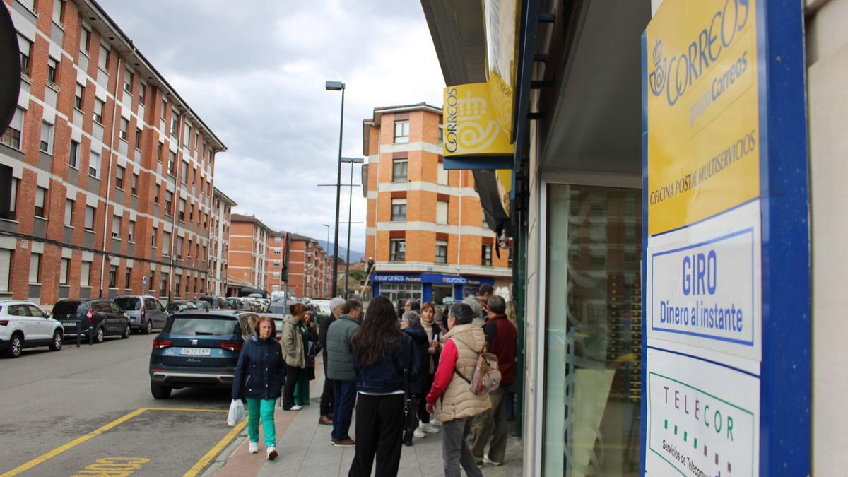 La protesta de febrero en la oficina de Correos de Pola de Lena.