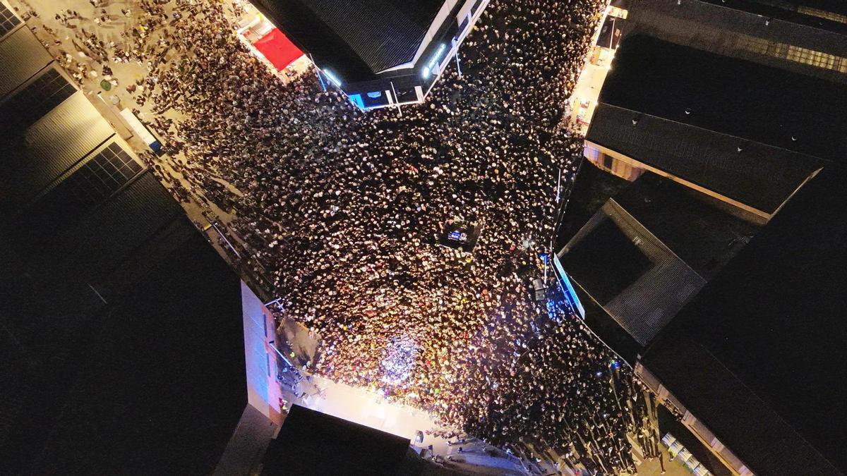 Imatge des d'un dron de públic en un concert de la Festa Major de Manresa