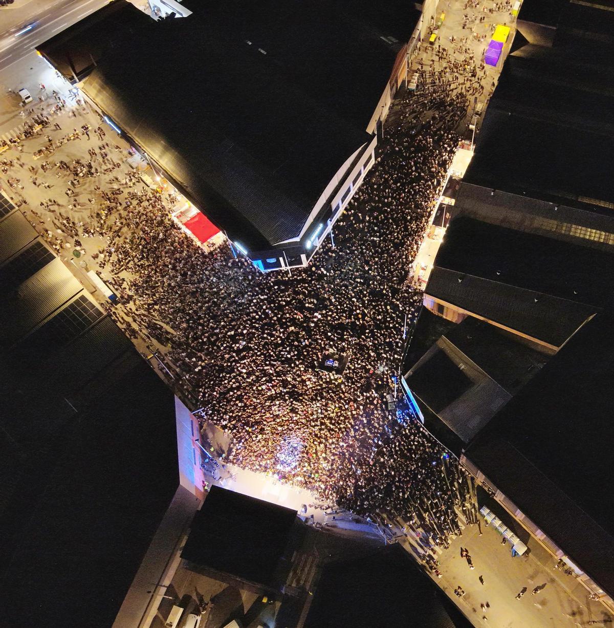 Imatge des d'un dron de públic d'un concert de Festa Major