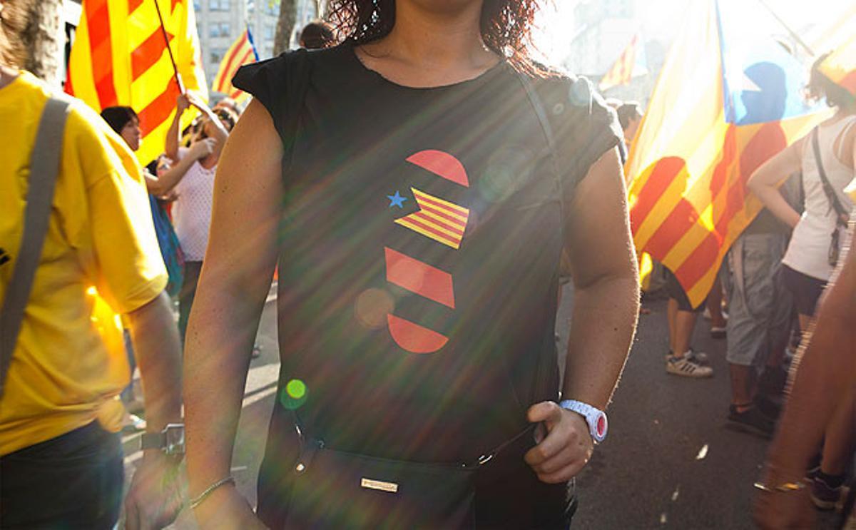 Los manifestantes han acudido a la manifestación con camisetas de todo tipo con mensajes a favor de la independencia