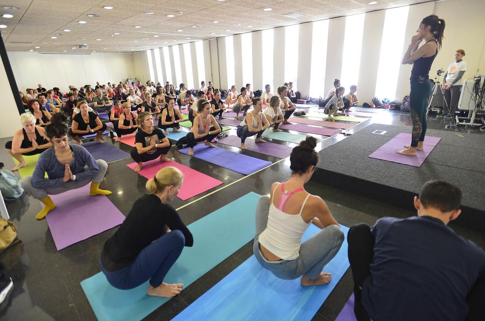 El yoga toma el Centro de Congresos de Elche