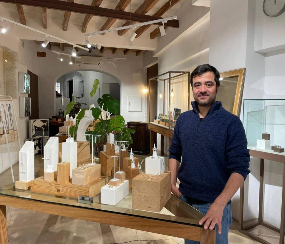 Víctor fertigt Schmuck an und nimmt Umarbeitungen vor. | FOTO: S. LÓPEZ