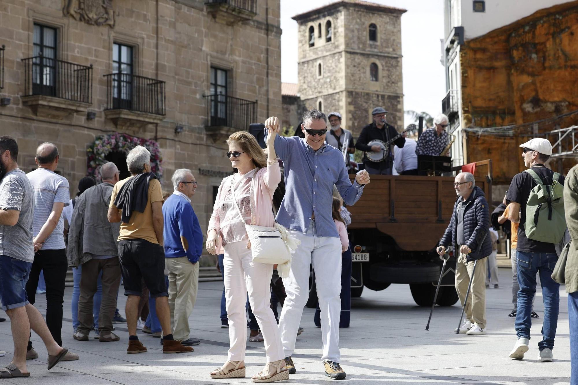 EN IMÁGENES: Así fue el concierto ambulante de jazz por las calles del casco histórico de Avilés