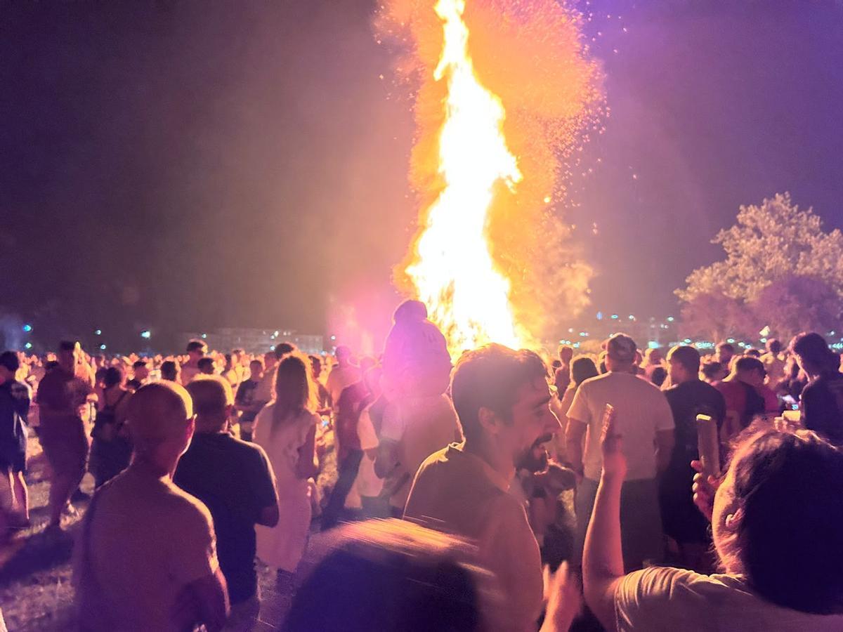 Ribadesella enciende una hoguera gigantesca por San Juan