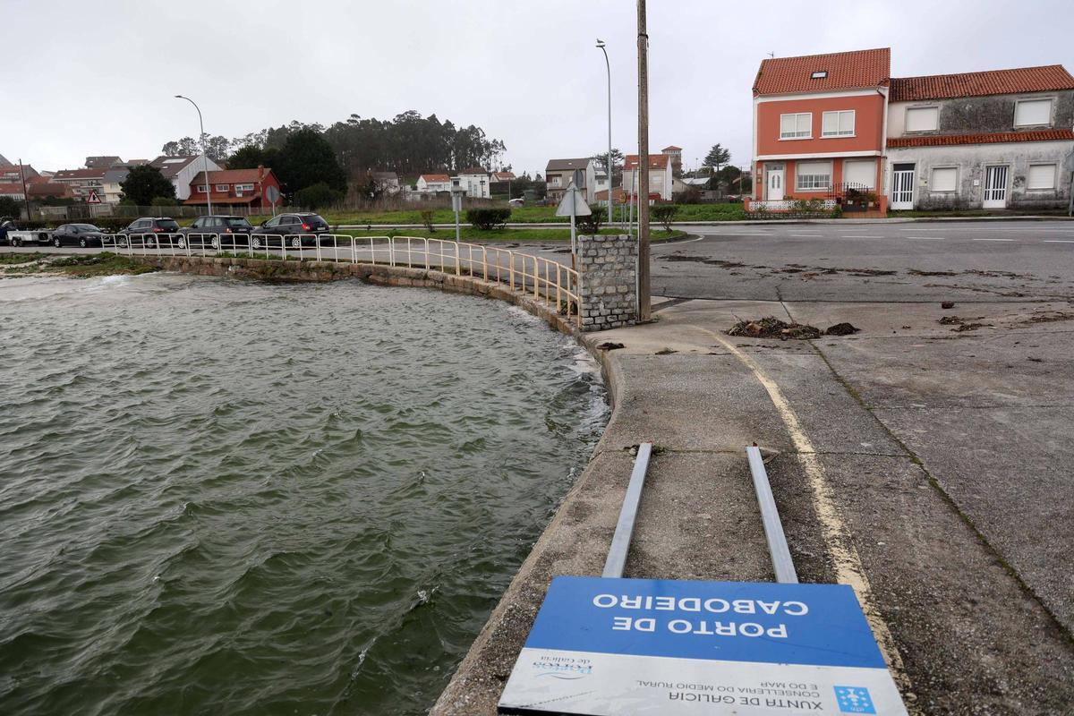 La pleamar en A Illa, ayer.