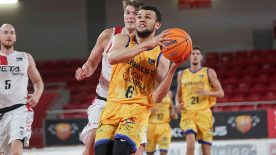 Luke Nelson durante la pretemporada 2019-20