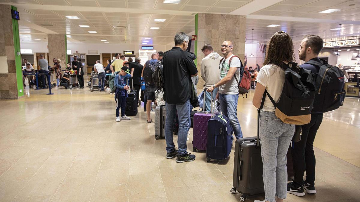 Turistes a l’aeroport de Girona, en una imatge d’arxiu.