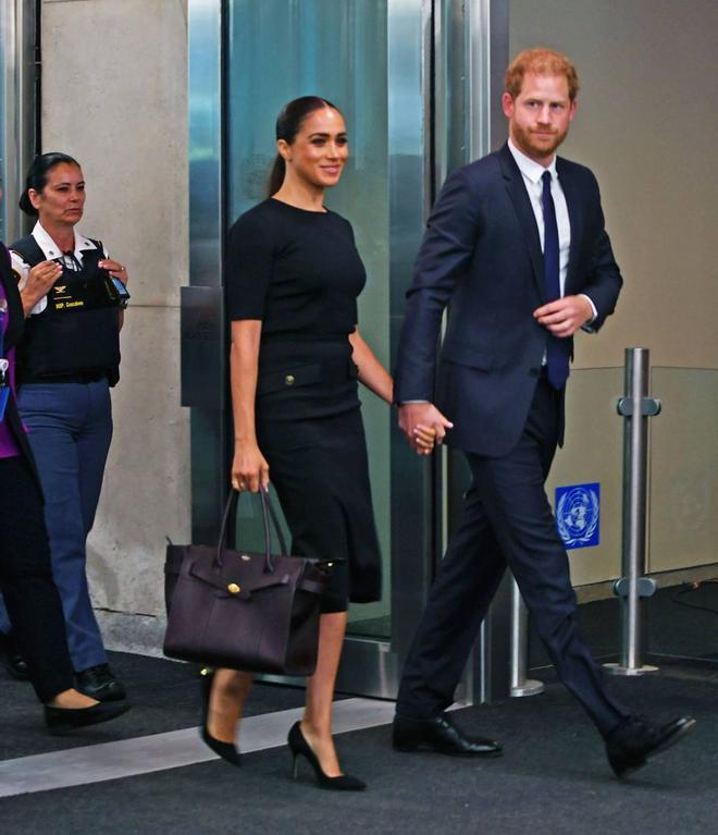 Meghan Markle, completamente de negro, junto al príncipe Harry