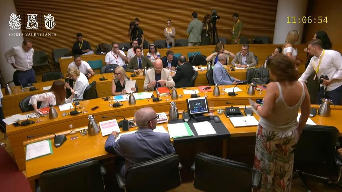 Momento en el que un micro abierto 'caza' a dos diputados de Vox hablando de "Información privilegiada" y llamando "bruja" a una socialista.