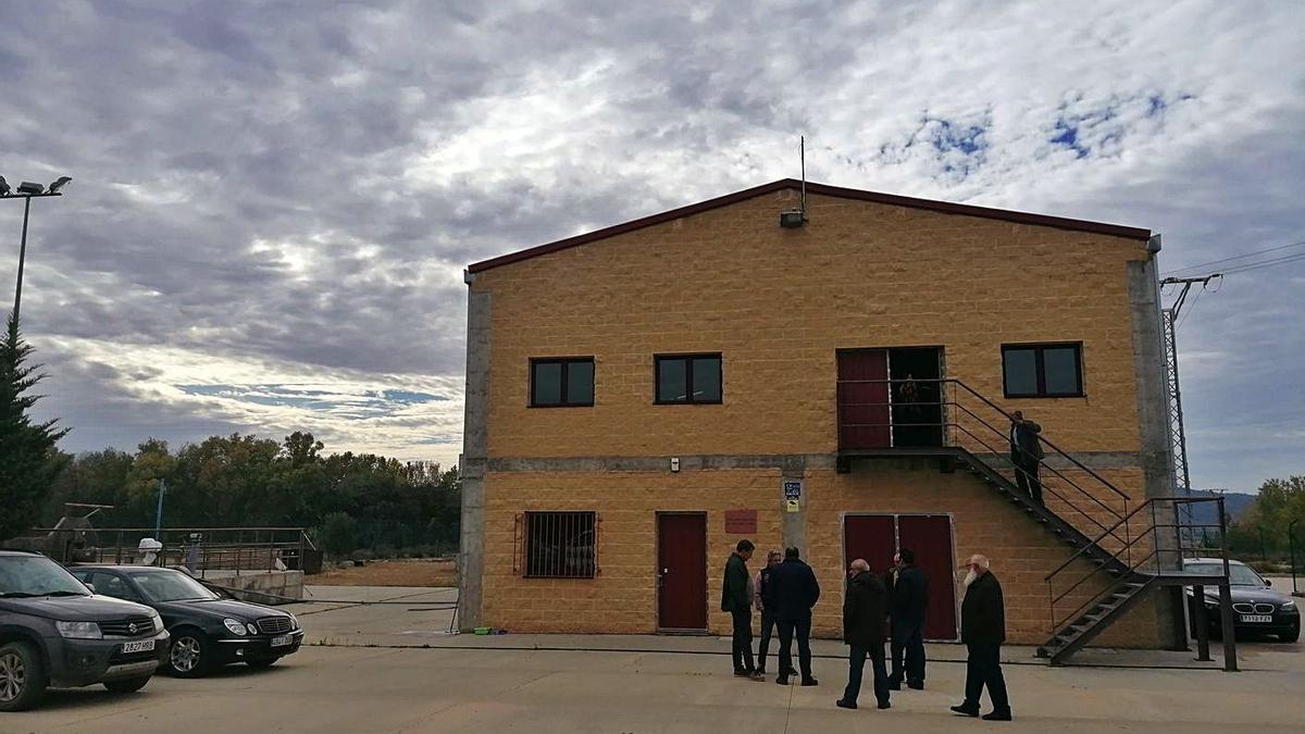 Regantes del canal Toro-Zamora en la estación de bombeo de Monte la Reina. | M. J. C.