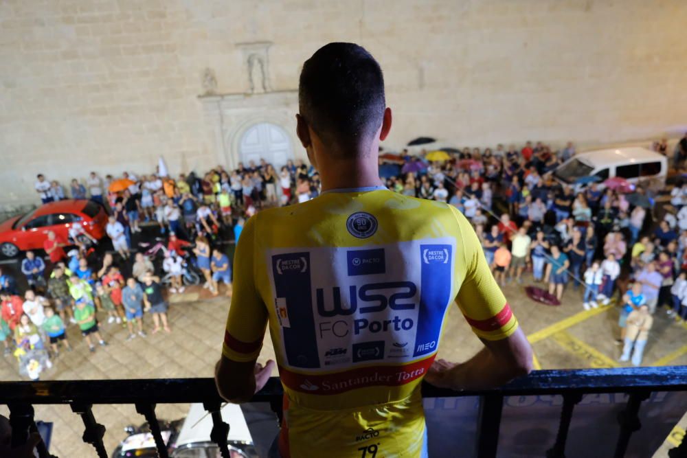 El campeón de las Vueltas a Portugal y Asturias, y subcampeón en la Comunidad de Madrid, recibe un caluroso homenaje por sorpresa en su pueblo natal