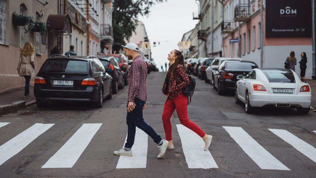 Qué significa dar las gracias a los coches con la mano al cruzar la calle según la psicología.