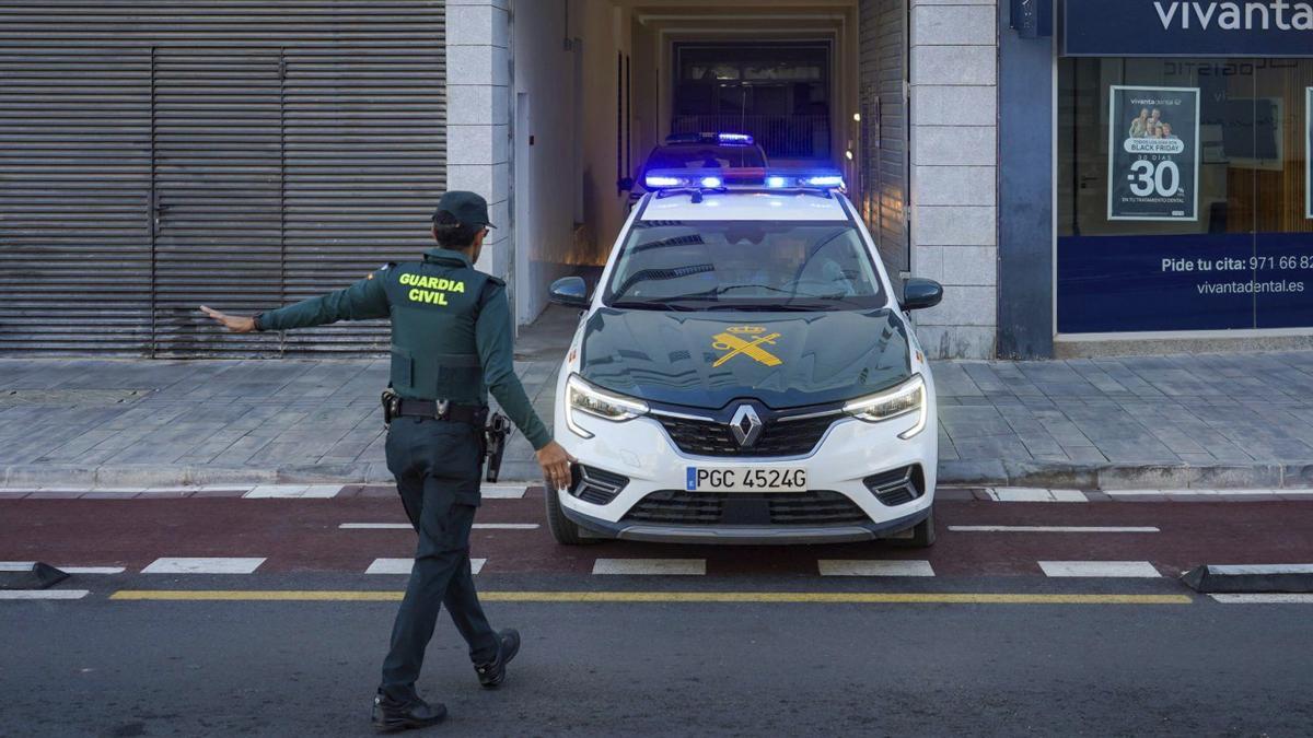 Imagen de archivo de la salida de vehículos de la Guardia Civil de los Juzgados de Ibiza. |