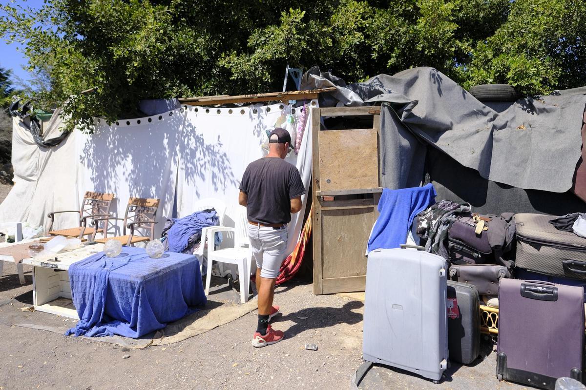 Javier Álvarez entra en la chabola en la que vive detrás del mercado.