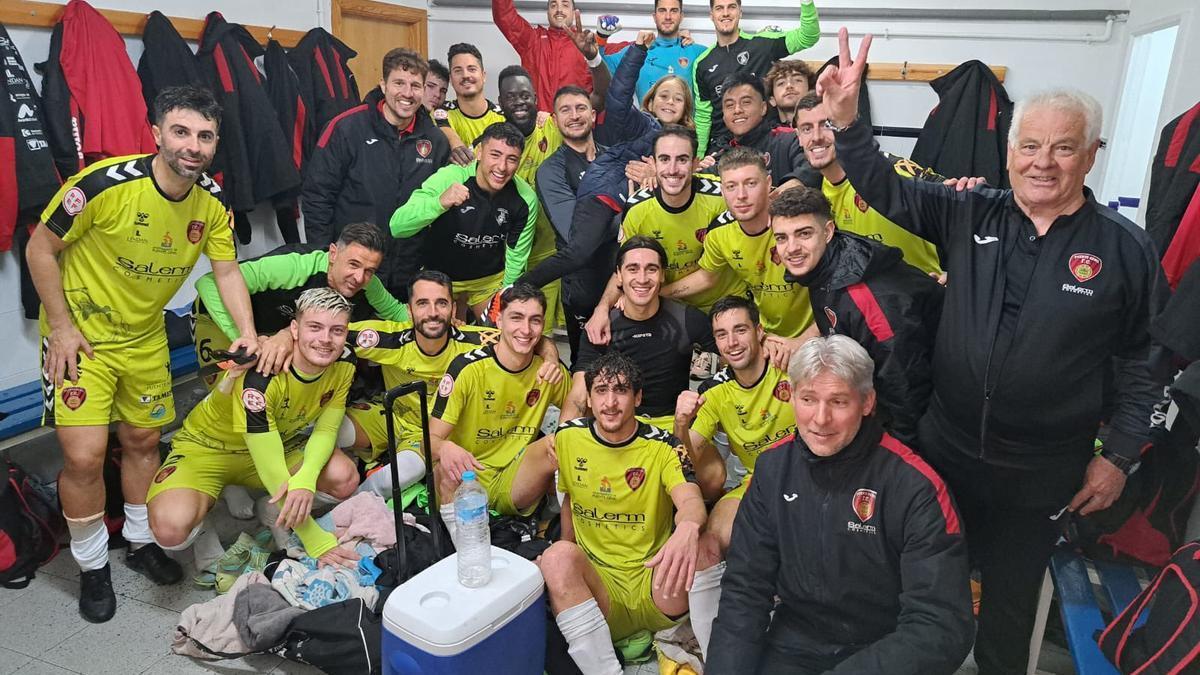 Los futbolistas y el cuerpo técnico del Salerm Puente Genil celebran la victoria en Ayamonte.