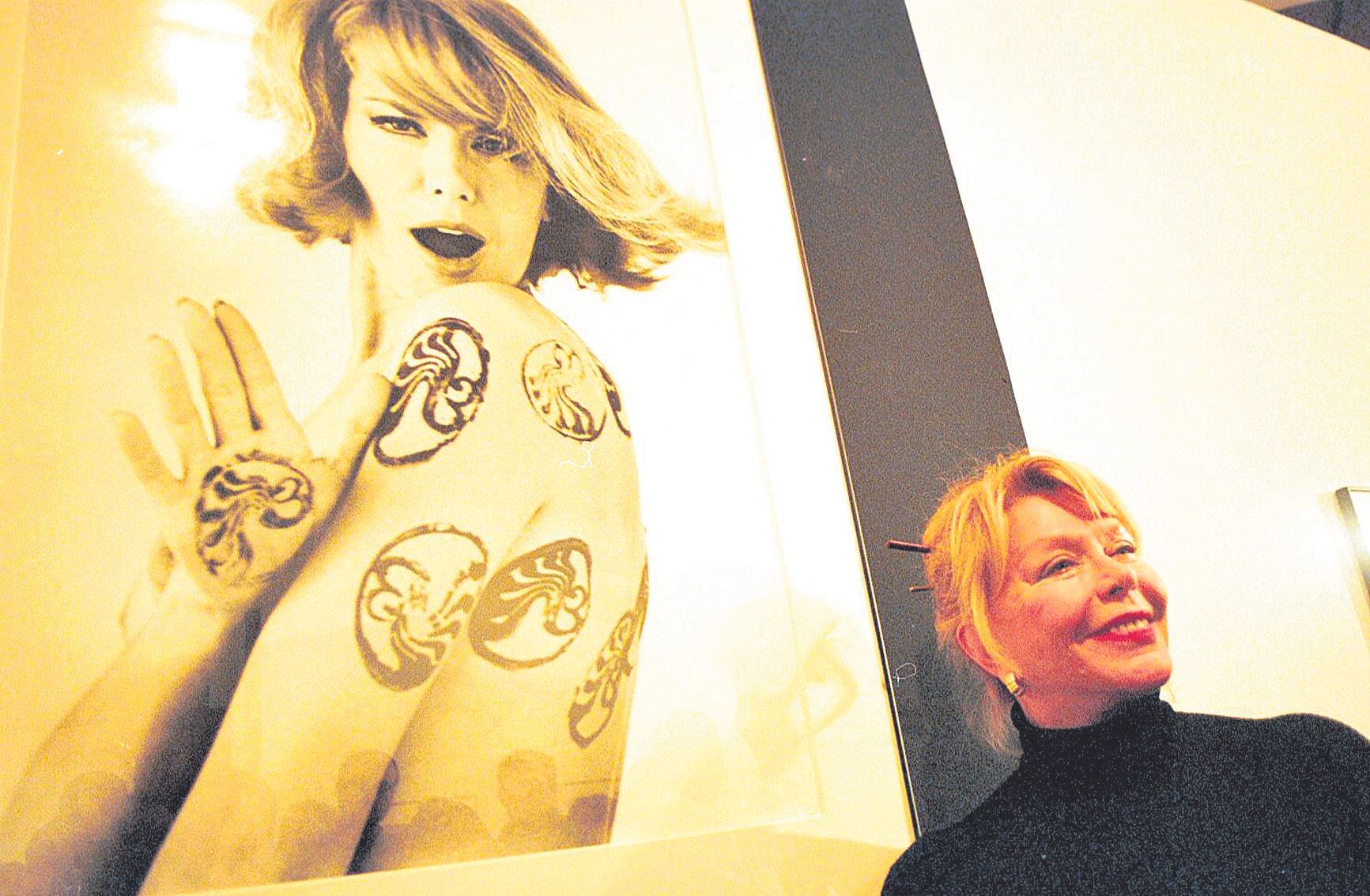 LA MUSA DE LA ‘GAUCHE DIVINE’ La modelo Teresa Gimpera fue imagen de una época. Aquí, posa ante una foto de Oriol Maspons.