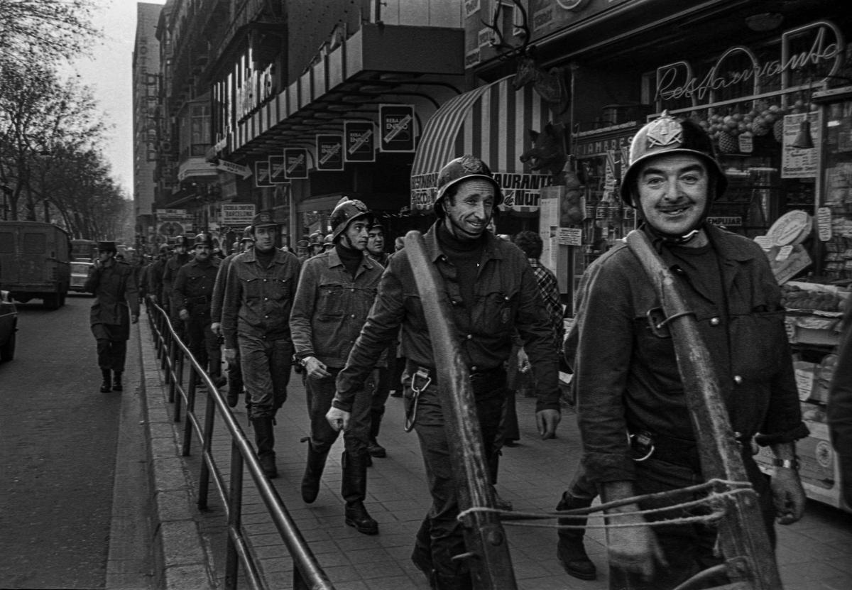 Bomberos de Barcelona, en huelga y en procesión por la calle, en febrero de 1976.