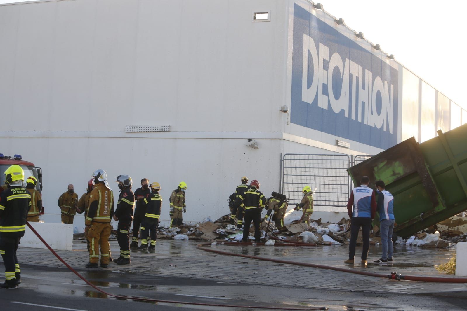 Los bomberos sofocan un incendio en Decathlon Alicante