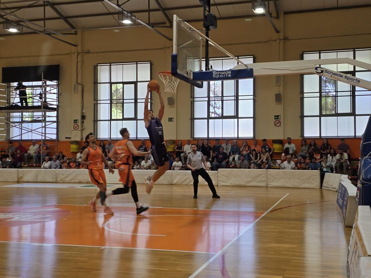 Un lance del partido jugado el domingo