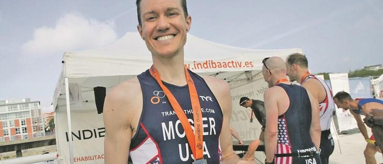 Chris Mosier, en la zona de recuperación de los deportistas tras participar en una de las pruebas masculinas del Mundial de duatlón.