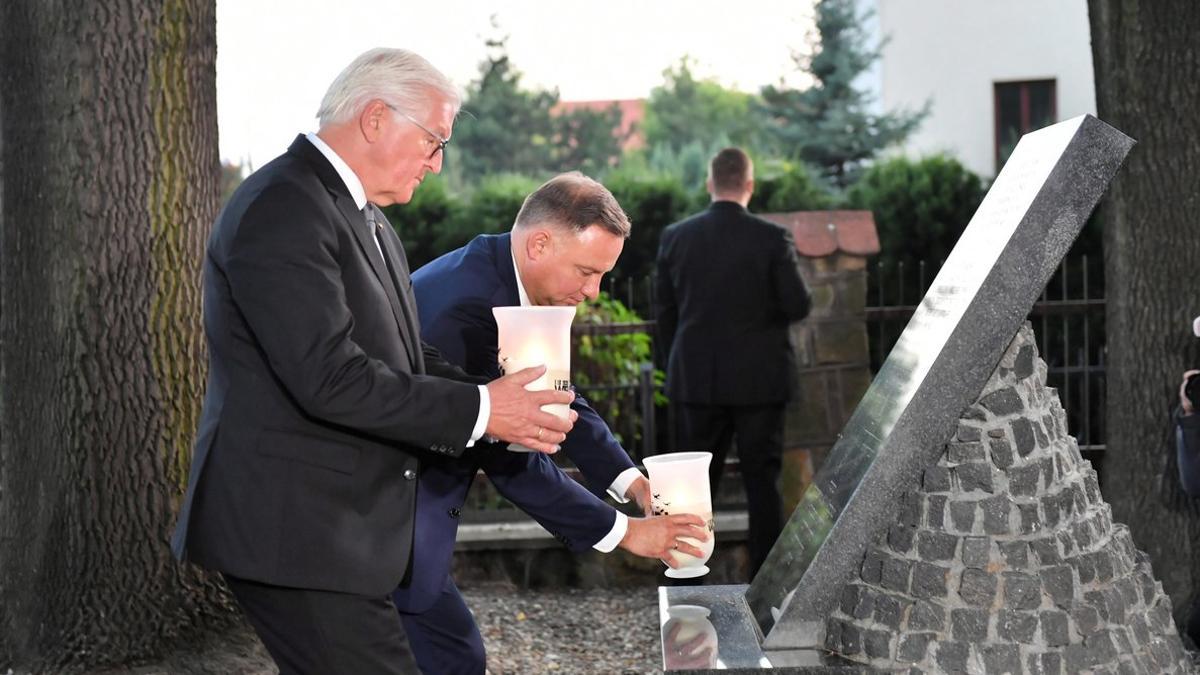 Los presidentes de Alemania y Polonia, Steinmeier (izquierda) y Duda, depositan velas en la ceremonia de conmemoración del inicio de la segunda guerra mundial, este domingo en Westerplatte.