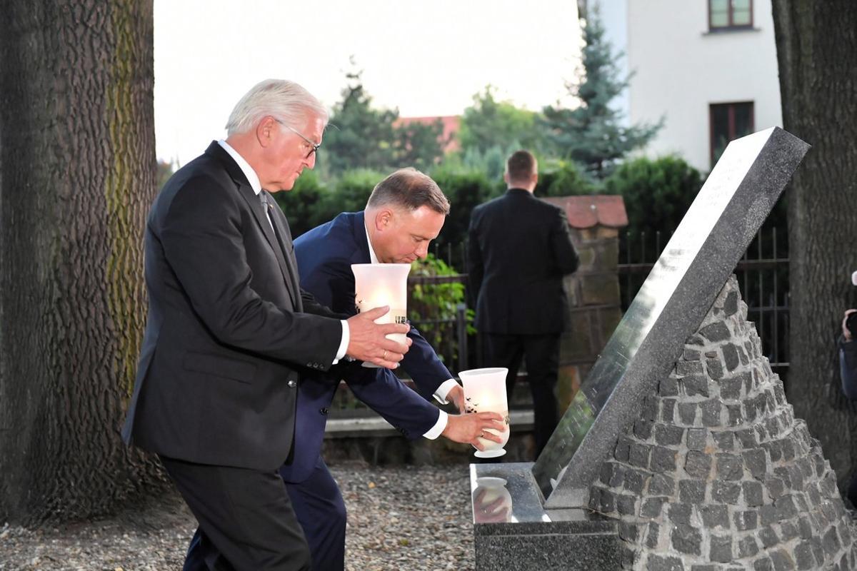 Westerplatte (Poland), 01/09/2019.- Polish President Andrzej Duda (R) and German President Frank-Walter Steinmeier (L) light candles during a ceremony marking the 80th anniversary of the outbreak of World War II, at the Monument to the Defenders of Westerplatte in Westerplatte, Gdansk, Poland, 01 September 2019. World War II began when the German Navy destroyer ’Schleswig-Holstein’ fired on the Westerplatte fortifications at 04:45am on 01 September 1939. (Incendio, Polonia) EFE/EPA/GRZEGORZ MICHALOWSKI POLAND OUT