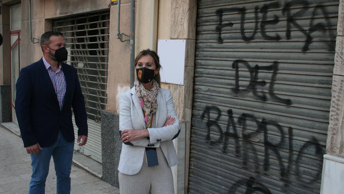 Pintadas en la sede de Lorca, en el barrio de San Cristóbal.