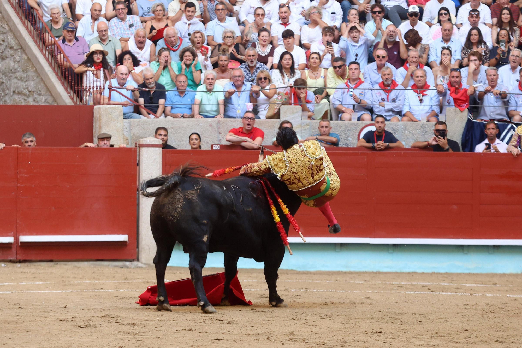 Morante de la Puebla sufre una grave cornada en la feria de La Peregrina en Pontevedra