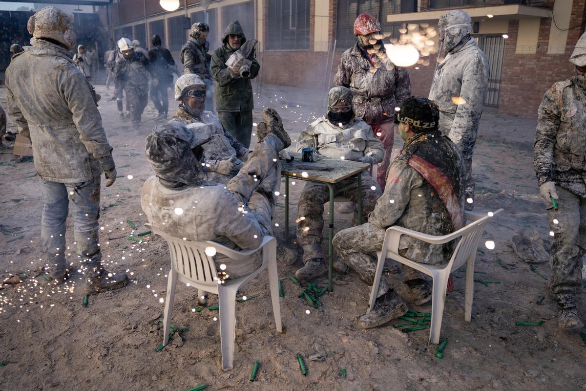 Los participantes de la batalla de harina de Ibi se sientan a la mesa para negociar el final