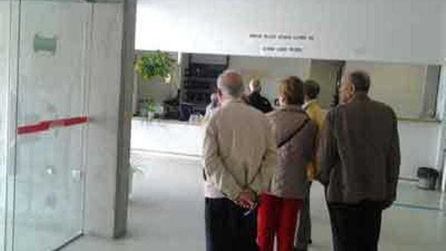 Usuarios del centro de salud Puerta Nueva, ayer haciendo cola en la Administración.