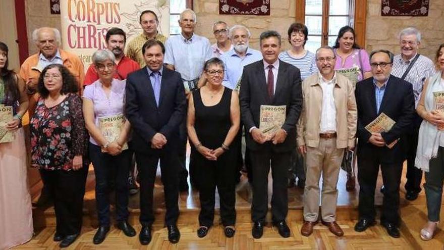 Los colaboradores de la revista Pregón, en su presentación en el salón de plenos.