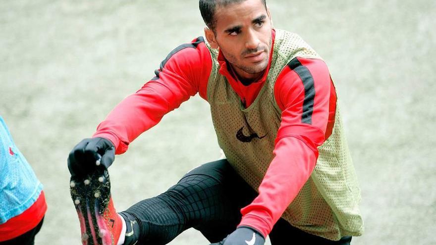 Douglas hace estiramientos en el entrenamiento de ayer.