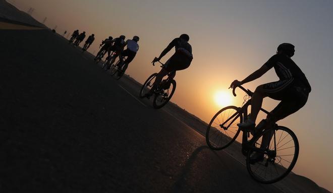 Los ciclistas participan en Ride With Lance en el emirato del Golfo de Dubai, Emiratos Árabes Unidos.