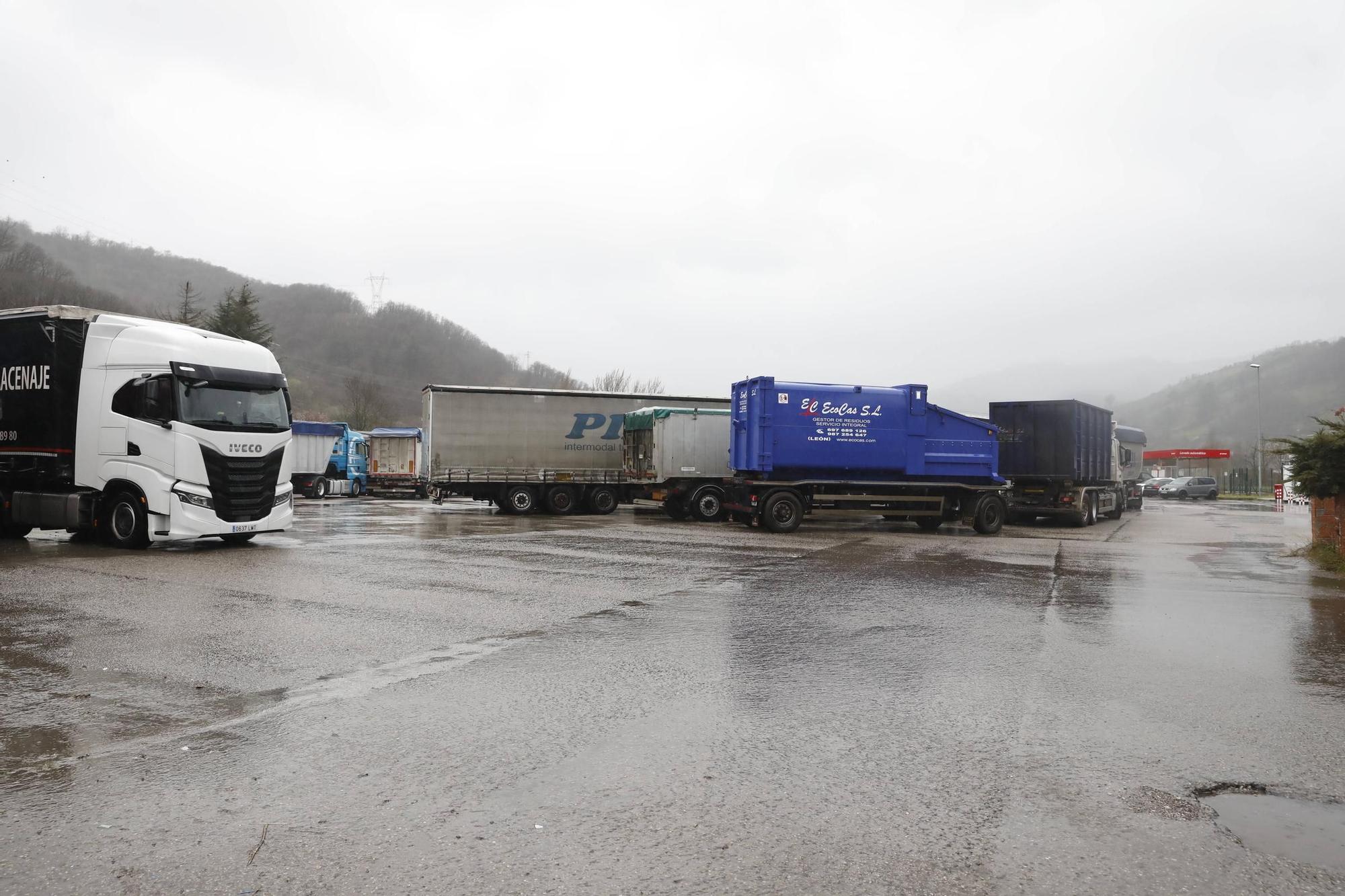 EN IMÁGENES: Camioneros retenidos por la nieve en Lena