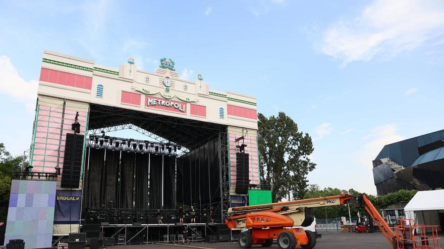 Los últimos retoques de los preparativos de Metrópoli en el recinto ferial de Gijón, en imágenes
